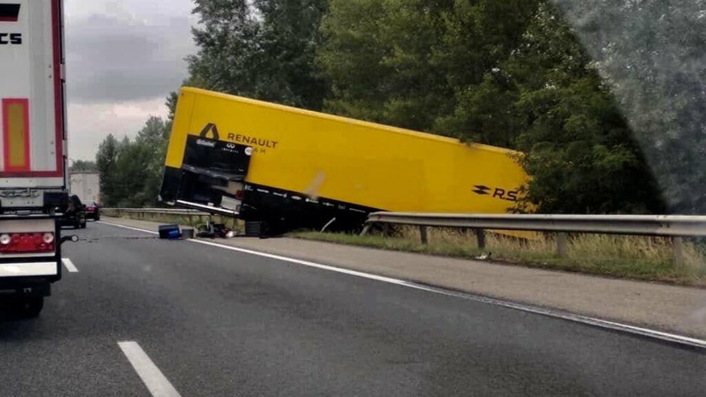 Un camion de l’équipe Renault F1 accidenté sur l’autoroute