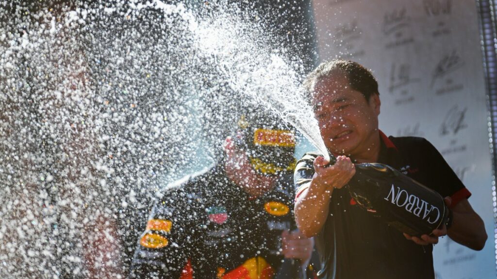 Le directeur technique de Honda ne savait pas trop quoi faire sur le podium