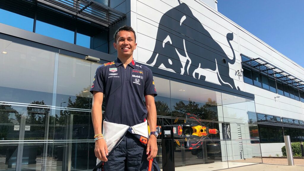 Alex Albon de passage à l’usine de Red Bull pour mouler son baquet