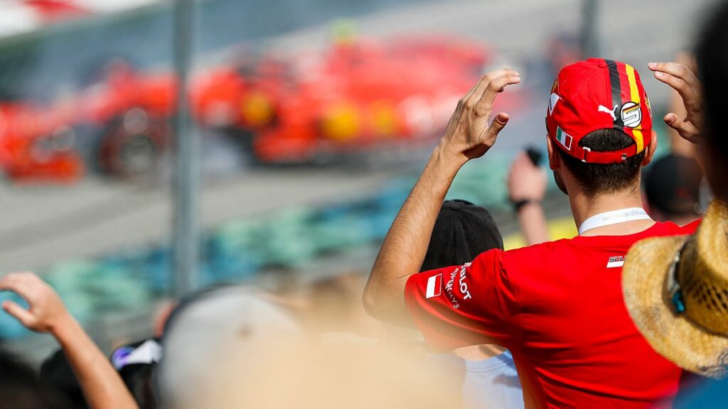 La Scuderia Ferrari répare les dommages sur la monoplace de Charles Leclerc avant le départ du GP de Hongrie