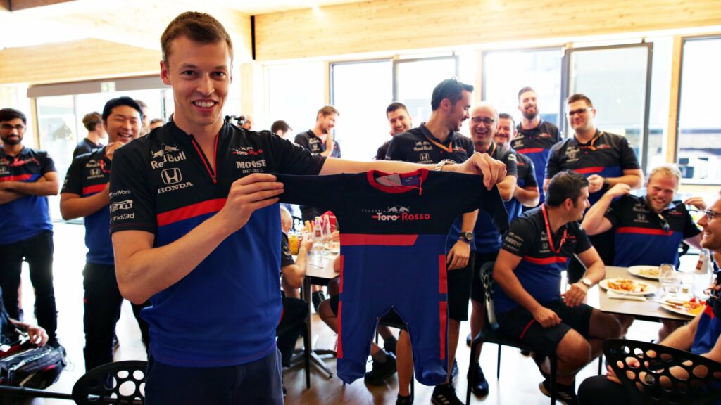Toro Rosso offre un body de bébé à Daniil Kvyat pour la naissance de sa fille
