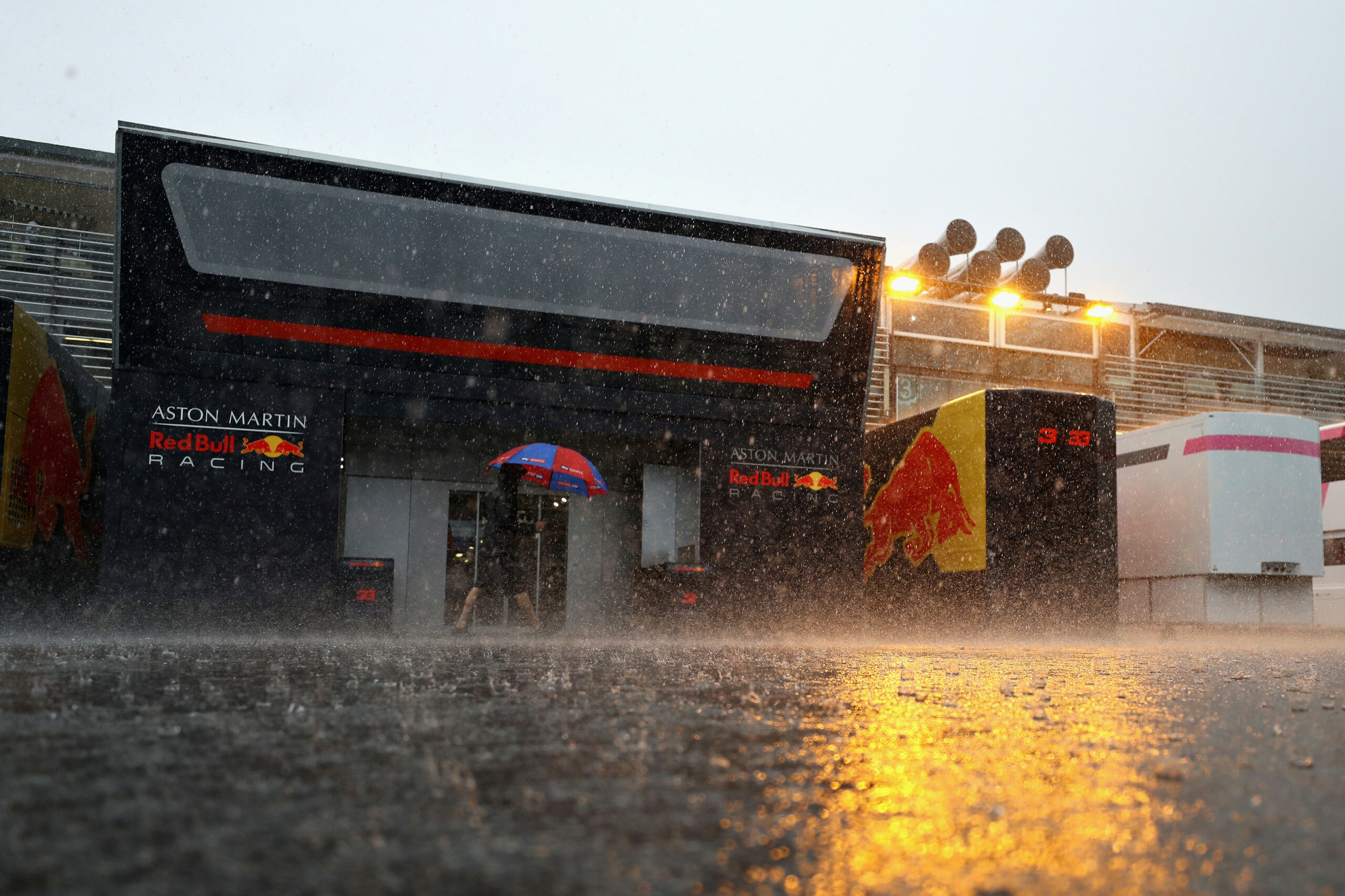 paddock de monza en 2018 sous la pluie