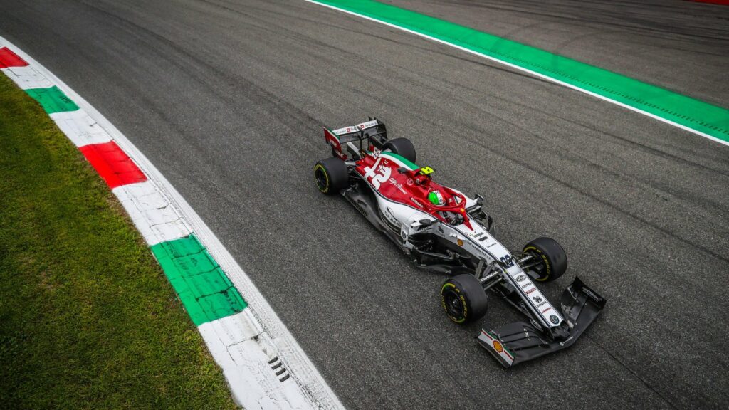 Les pilotes sous étroite surveillance à la sortie de la Parabolica à Monza