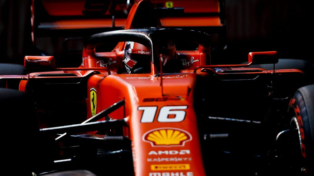 Charles Leclerc signe la pole à Singapour