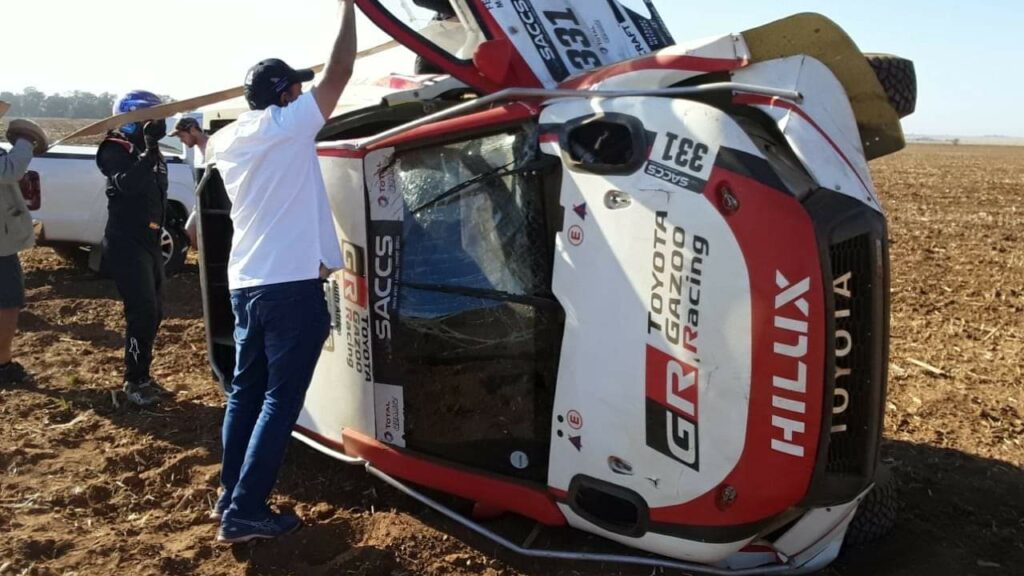 Fernando Alonso crashe sa Toyota Hilux au Lichtenburg 400