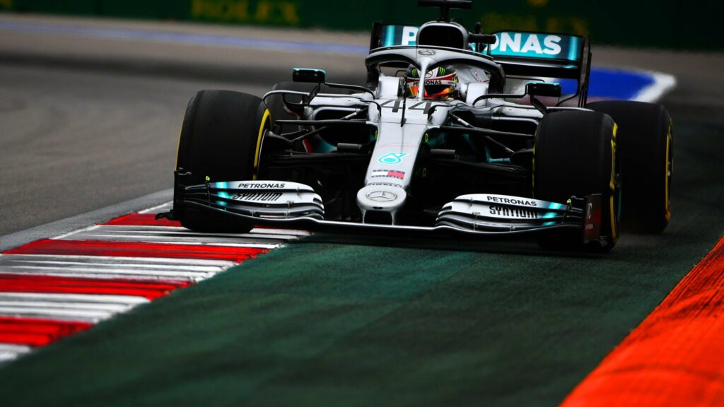 Un vendredi difficile pour Hamilton, relégué à huit dixièmes de Max Verstappen