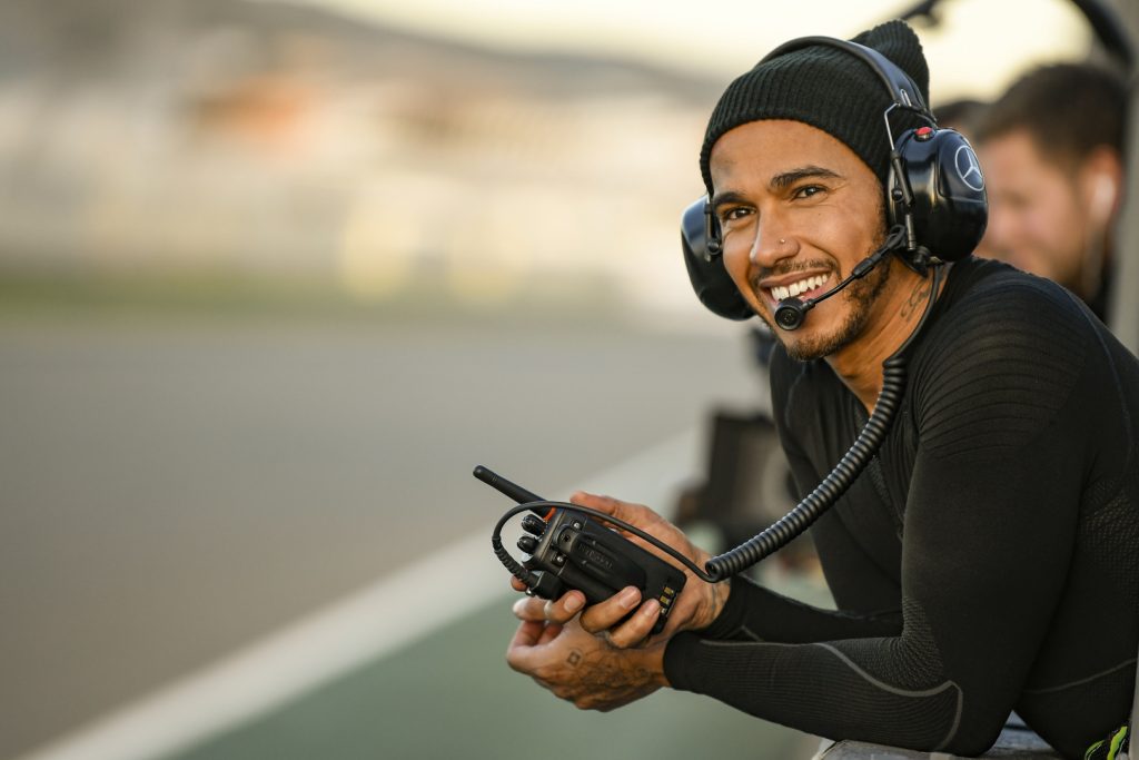 Lewis Hamilton sur le circuit de Valence pendant l'échange avec Valentino Rossi