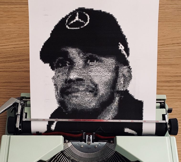 F1 - Il dessine le portrait de Lewis Hamilton avec...une machine à écrire !