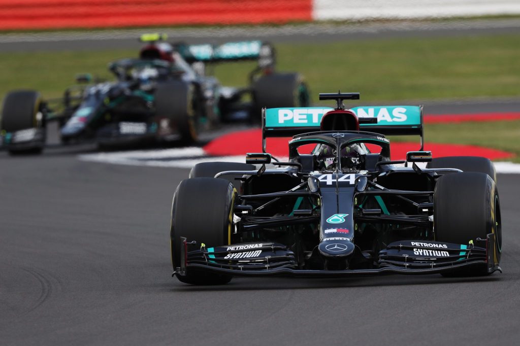 Victoire de Lewis Hamilton à Silverstone...sur trois roues