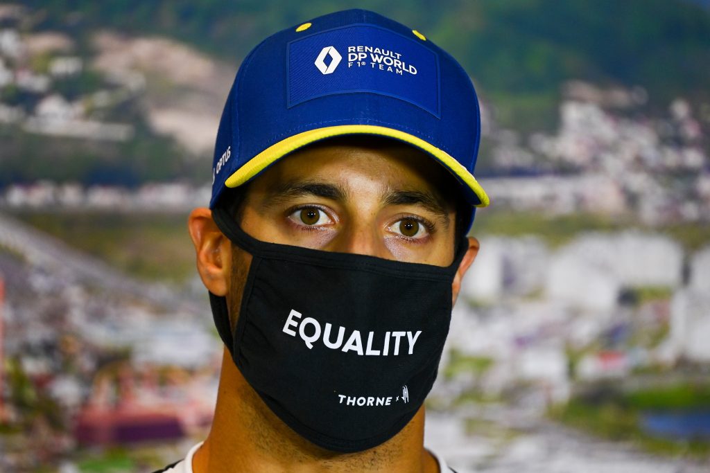 masque-f1-renault-ricciardo-russie