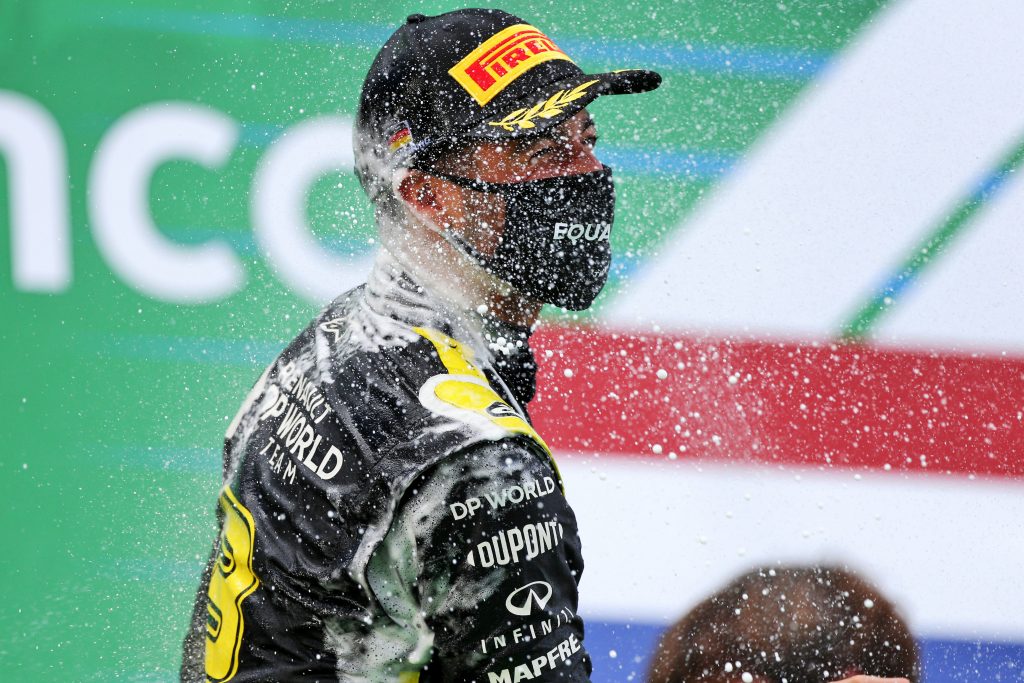 daniel-ricciardo-shoey-f1-renault-podium