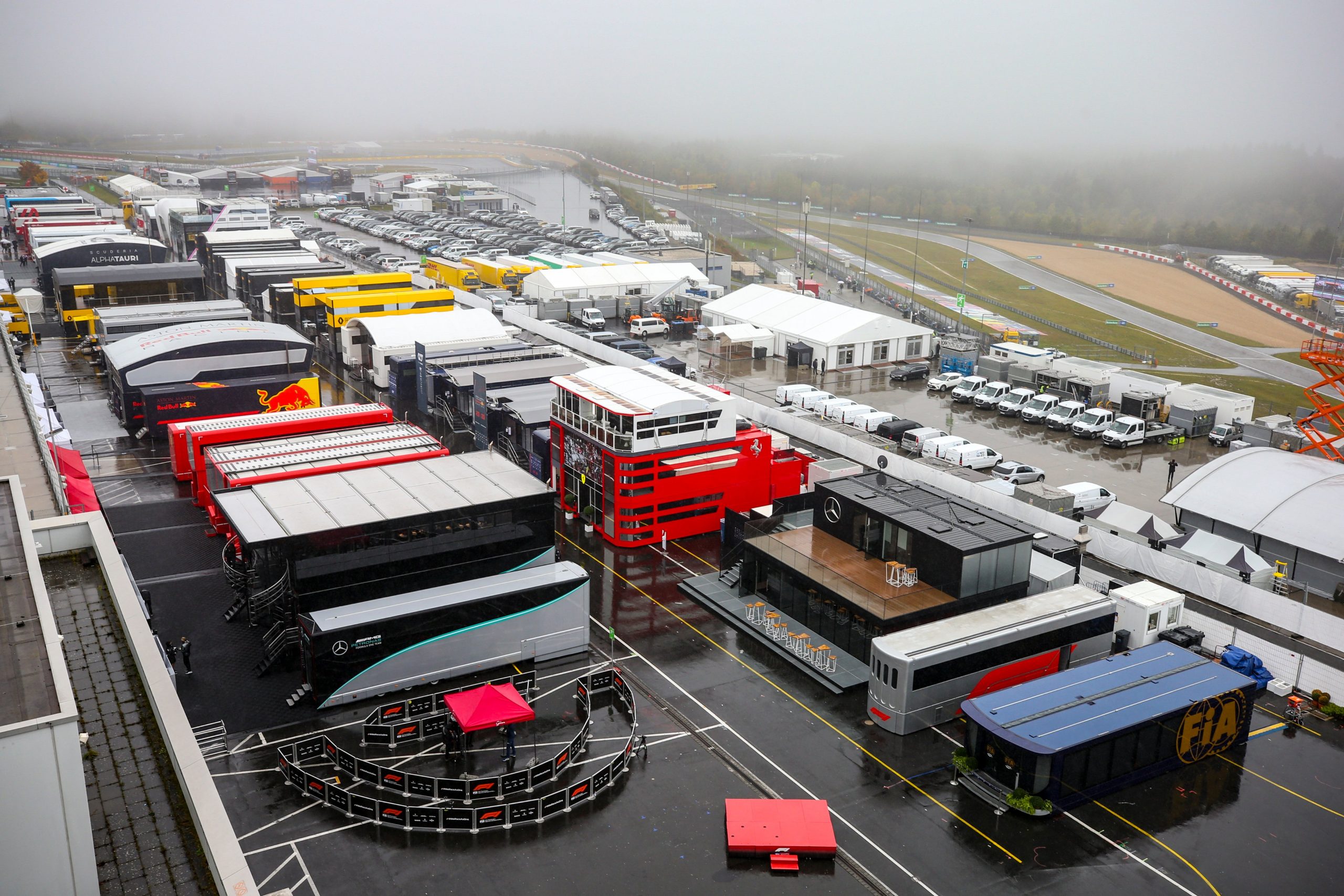 Image qui montre une partie du paddock d'un week-end de course de Formule 1