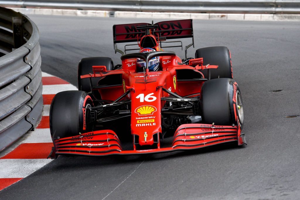 Charles Leclerc dans le rail, mais en pole position au Grand Prix de Monaco