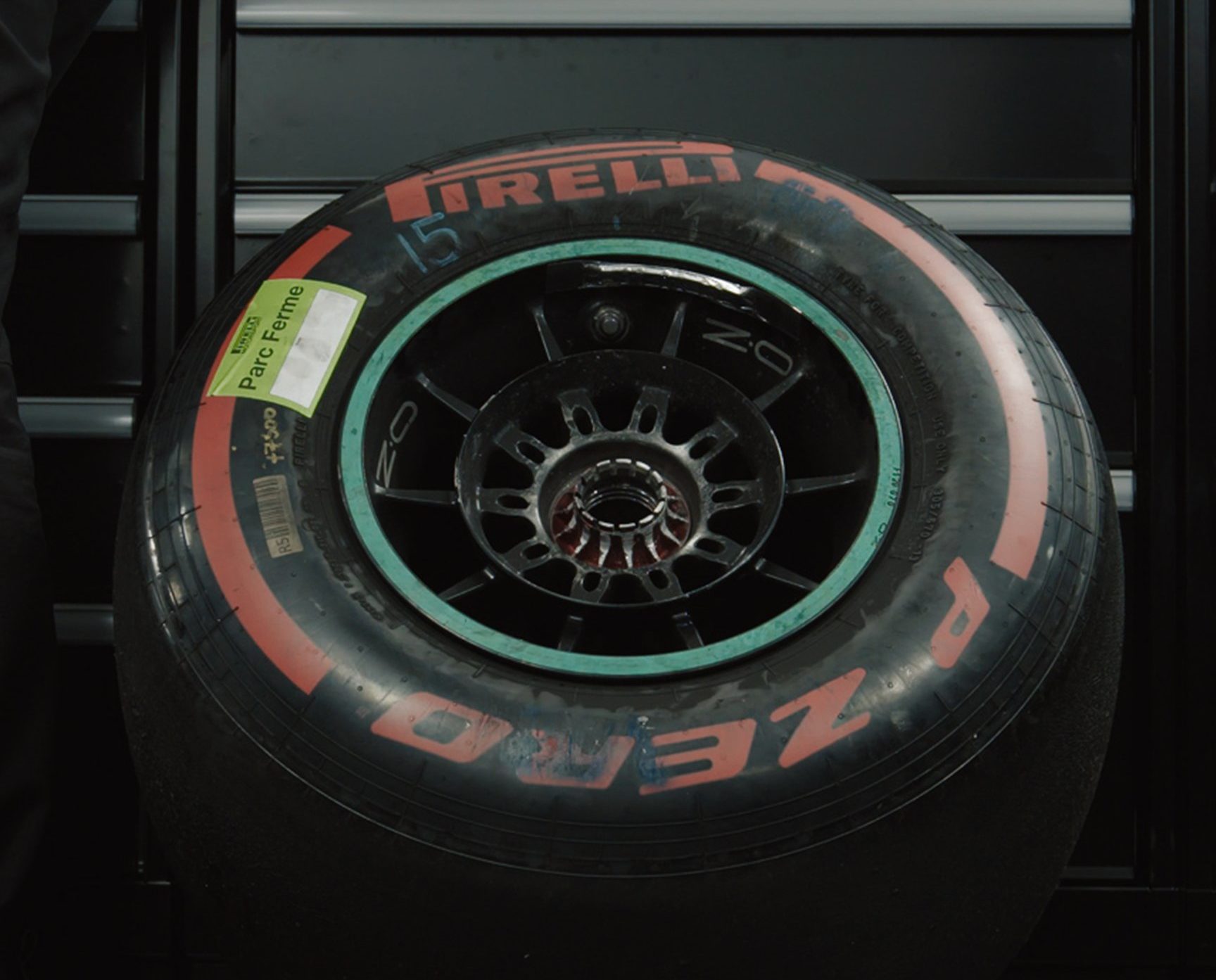 F1 - Vidéo : Mercedes retire la roue bloquée sur la W12 de Valtteri Bottas