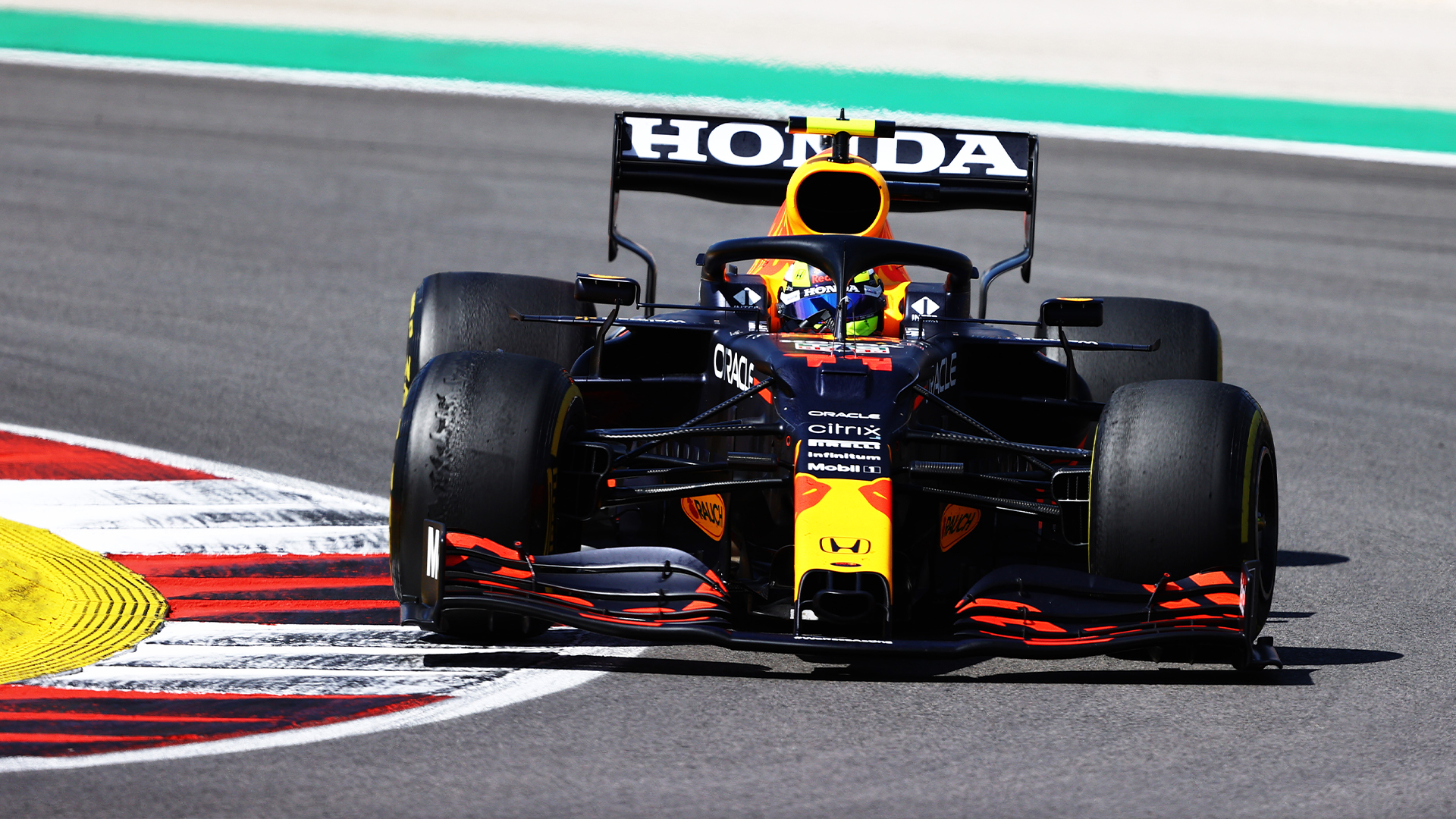 F1 - La Red Bull de Perez inspectée en profondeur par la FIA à Barcelone