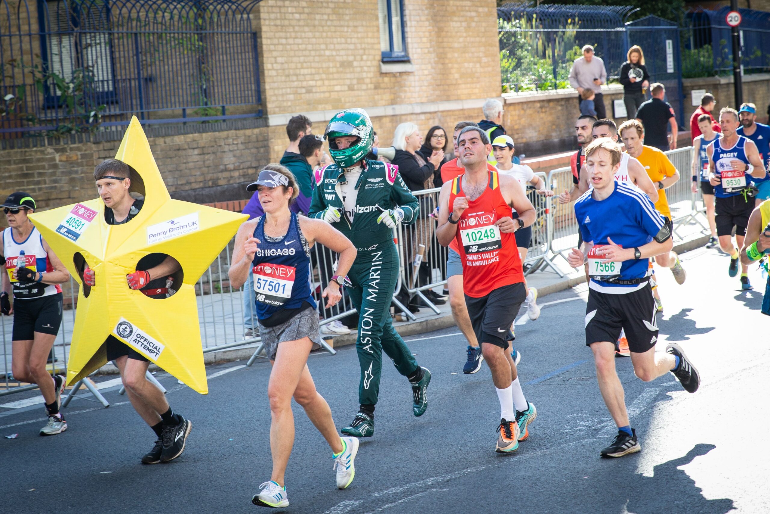 F1 - Il participe au marathon de Londres avec la combinaison et le casque de Lance Stroll