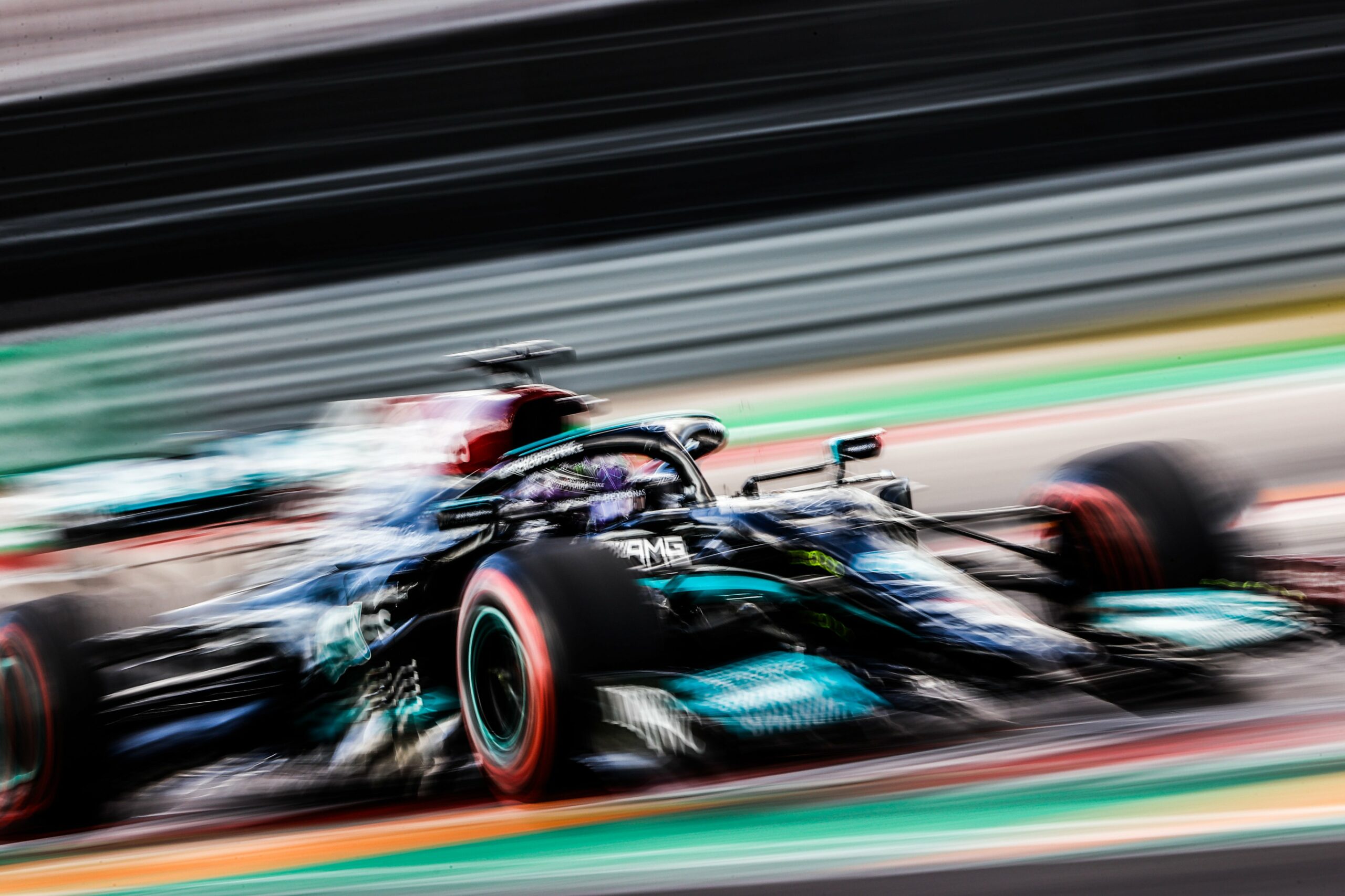 F1 - Hamilton aimerait que Mercedes continue d'améliorer la W12