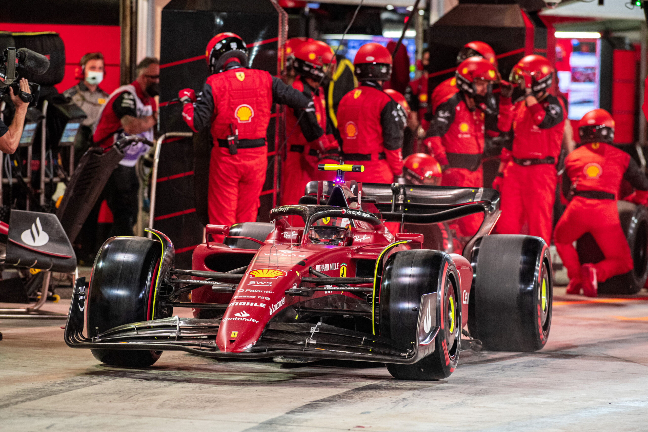 F1 - La Ferrari de Sainz inspectée par la FIA après le GP de Bahreïn