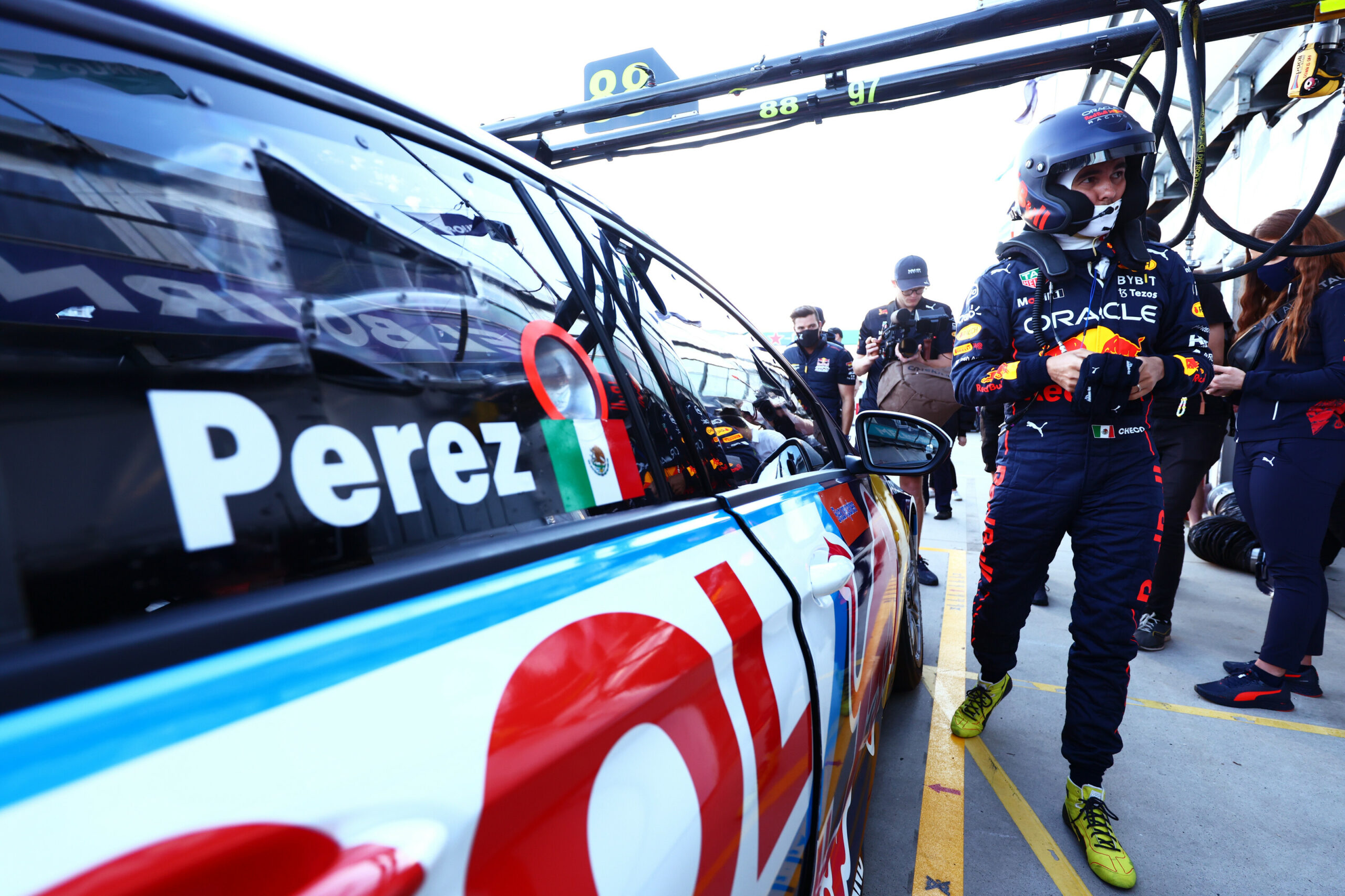 F1 - Photos : Alonso et Perez au volant d'une Supercar à Melbourne