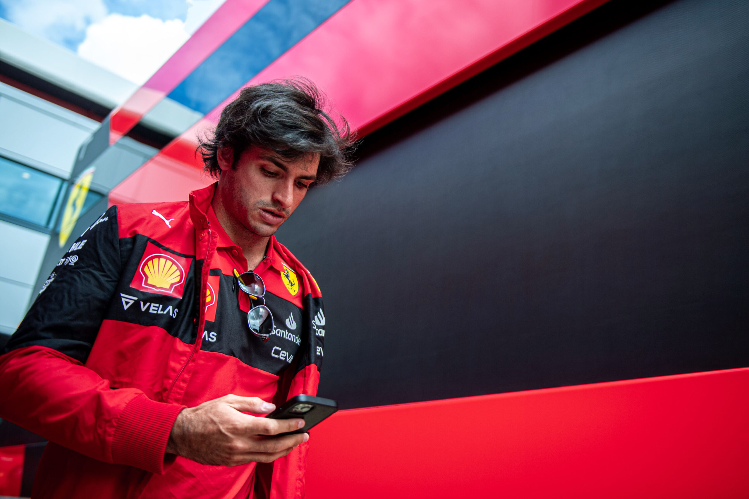 F1 - Sainz a refusé de regarder les images du crash de Zhou durant le drapeau rouge