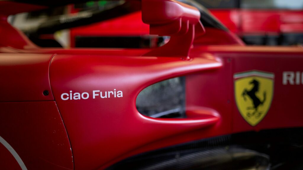 Hommage à Mauro Forghieri sur la carrosserie de la Ferrari F1-75 au Brésil