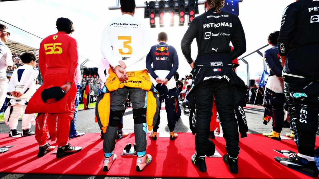 Daniel Ricciardo discute avec plusieurs équipes de la grille
