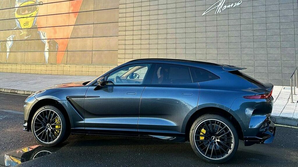 Fernando Alonso reçoit sa nouvelle voiture de fonction Aston Martin
