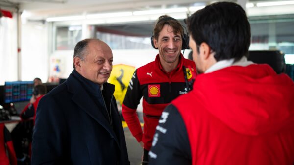 Frederic Vasseur dans le garage Ferrari à Fiorano avec Carlos Sainz