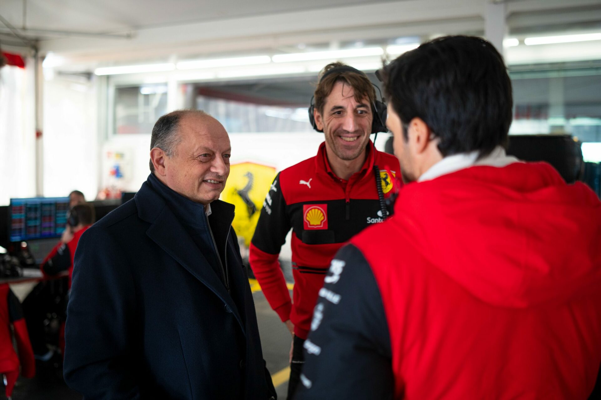 Frederic Vasseur dans le garage Ferrari à Fiorano avec Carlos Sainz