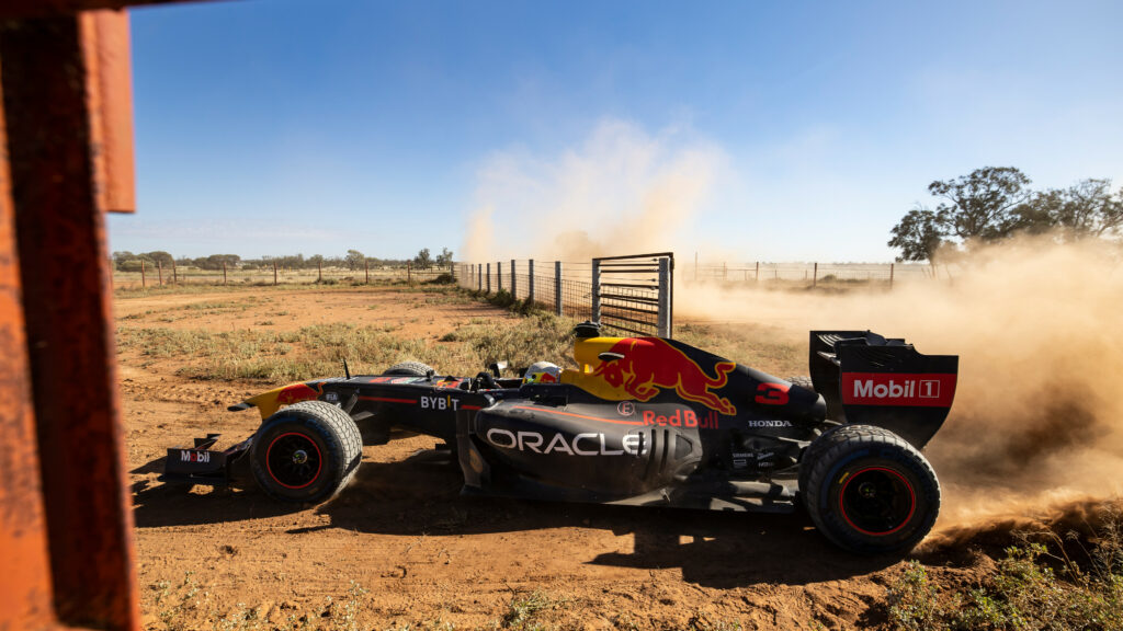 Vidéo : Daniel Ricciardo dans l’outback australien avec une F1