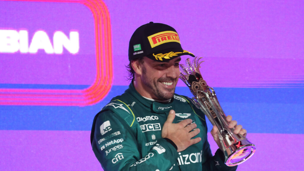 Le trophée d’Alonso livré chez Aston Martin…par Mercedes