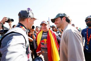 Carlos Sainz « tellement fier » de son père, vainqueur du Dakar 2024 à 61 ans