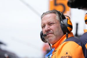 Zak Brown s’en prend au « ridicule » de Max Verstappen et « applaudit les commissaires de la FIA »