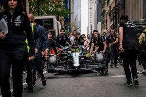 Vidéo : Hamilton fait le show en F1 dans les rues de New York