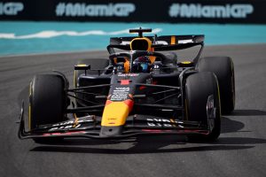 Verstappen a subi « pas mal de dégâts » après avoir heurté une quille