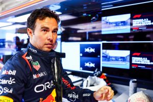 Le père de Sergio Perez balance : « La voiture #11 n’était pas la même que celle de Max Verstappen »