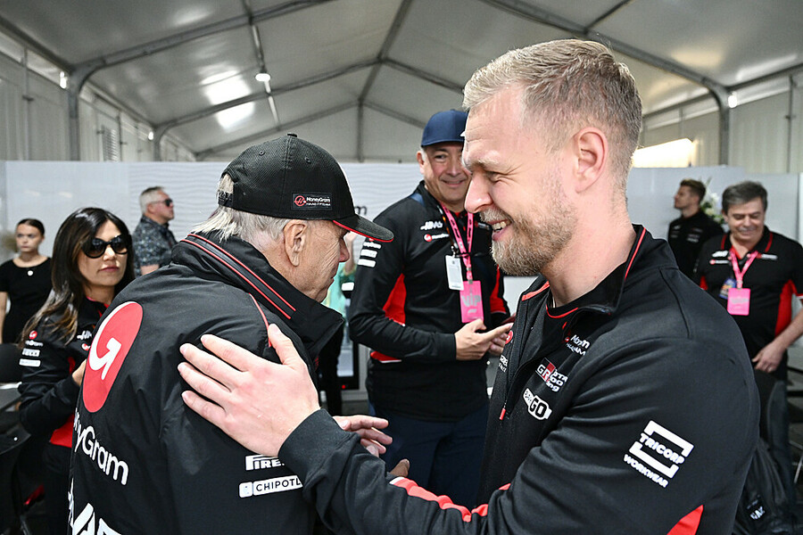 Kevin Magnussen félicité par Gene Haas