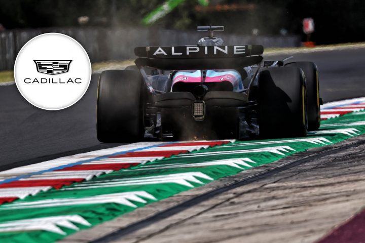 Le logo Cadillac / Une Alpine avec une vue sur le moteur Renault F1 - ©️ Alpine