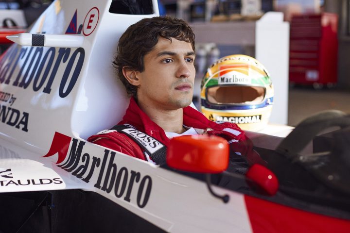 Gabriel Leone dans le rôle d'Ayrton Senna dans la série “Senna” - ©️ @netflix sur X