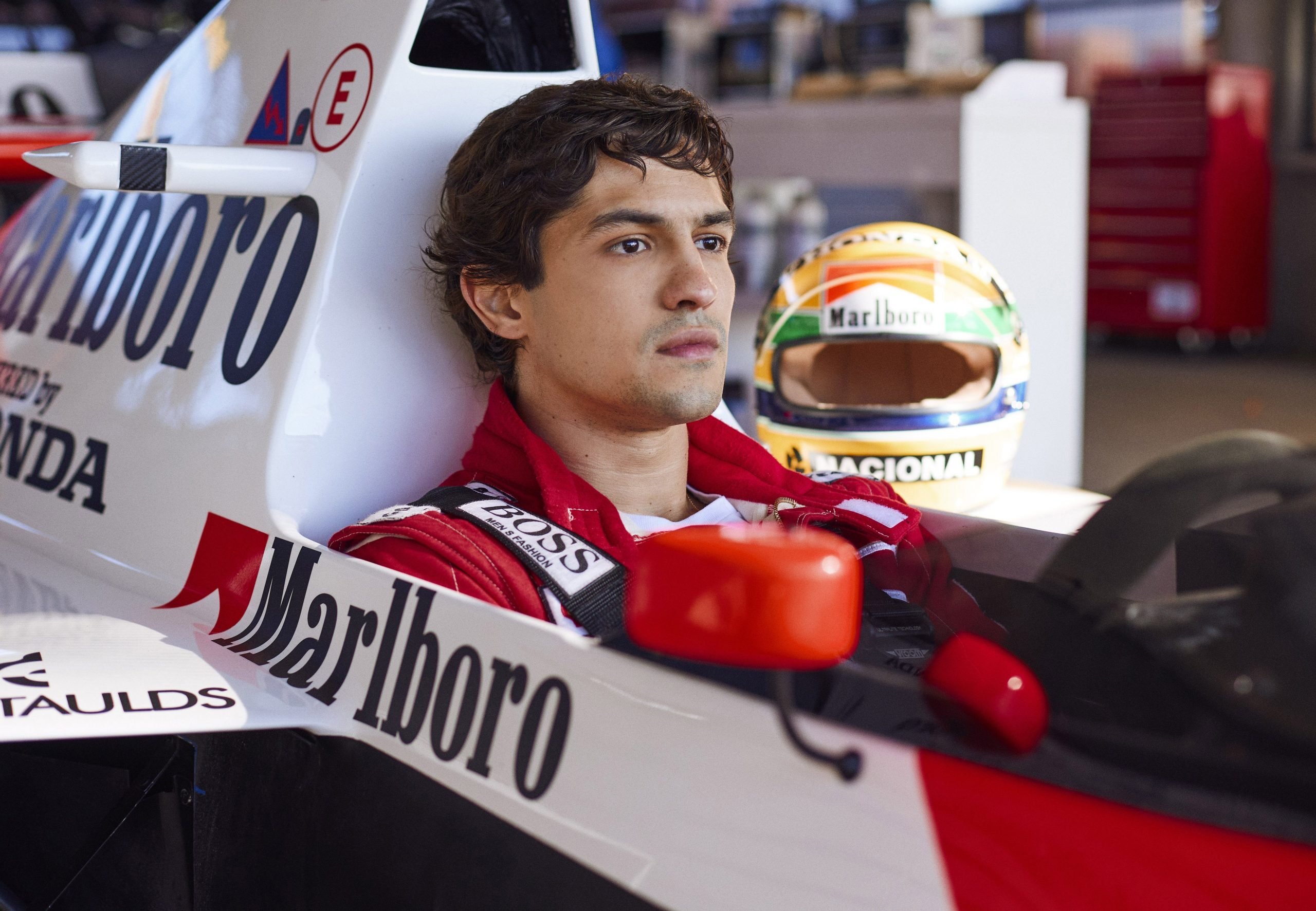 Gabriel Leone dans le rôle d'Ayrton Senna dans la série “Senna” - ©️ @netflix sur X