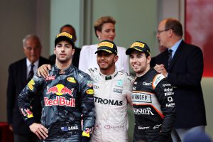 Daniel Ricciardo (Red Bull), Lewis Hamilton (Mercedes) et Sergio Pérez (Force India) sur le podium du Grand Prix de Monaco 2016 - ©️ Red Bull Content Pool