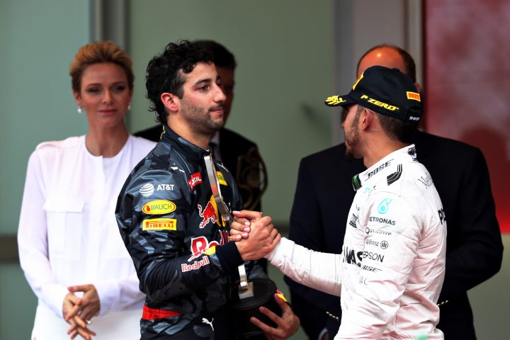 Daniel Ricciardo (Red Bull) serre la main de Lewis Hamilton (Mercedes) sur le podium du Grand Prix de Monaco 2016 - ©️ Red Bull Content Pool