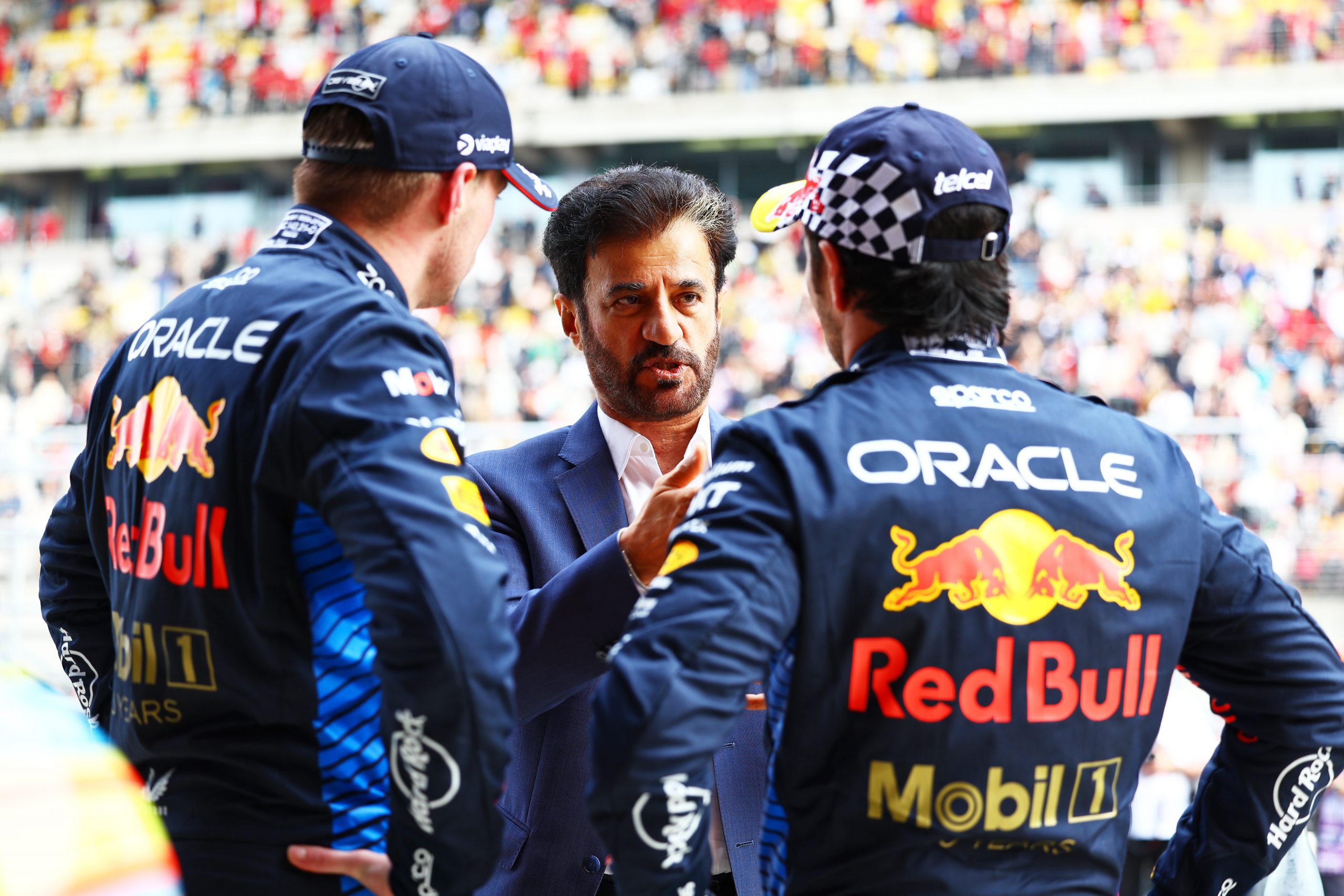 Mohammed Ben Sulayem (FIA) avec Max Verstappen (Red Bull) et Sergio Pérez (Red Bull) - ©️ Red Bull Content Pool