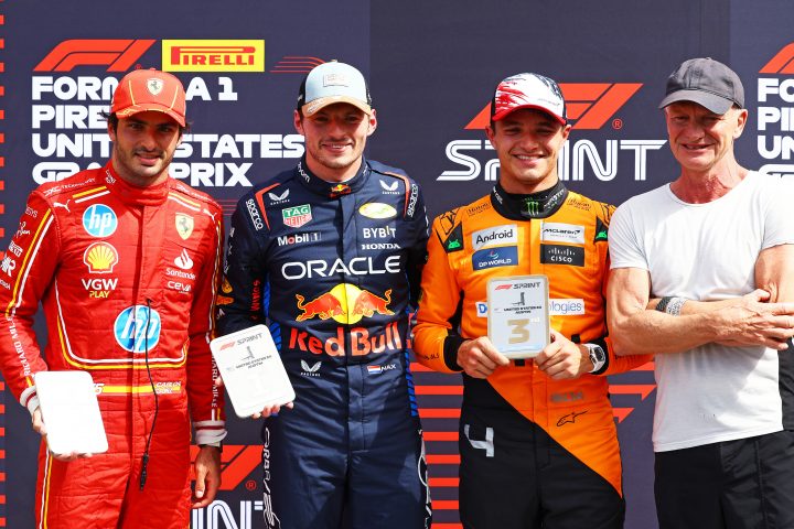 Le top 3 de la course Sprint du Grand Prix des États-Unis 2024 à Austin. De gauche à droite : Carlos Sainz (Ferrari), Max Verstappen (Red Bull) et Lando Norris (McLaren) - ©️ Red Bull Content Pool