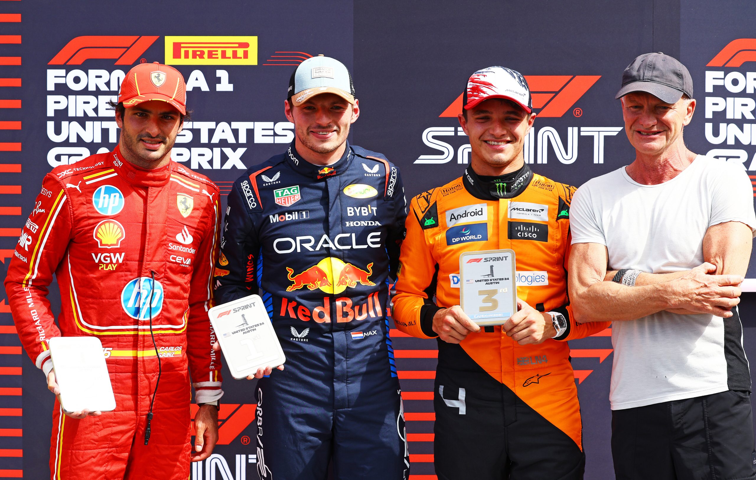 Le top 3 de la course Sprint du Grand Prix des États-Unis 2024 à Austin. De gauche à droite : Carlos Sainz (Ferrari), Max Verstappen (Red Bull) et Lando Norris (McLaren) - ©️ Red Bull Content Pool