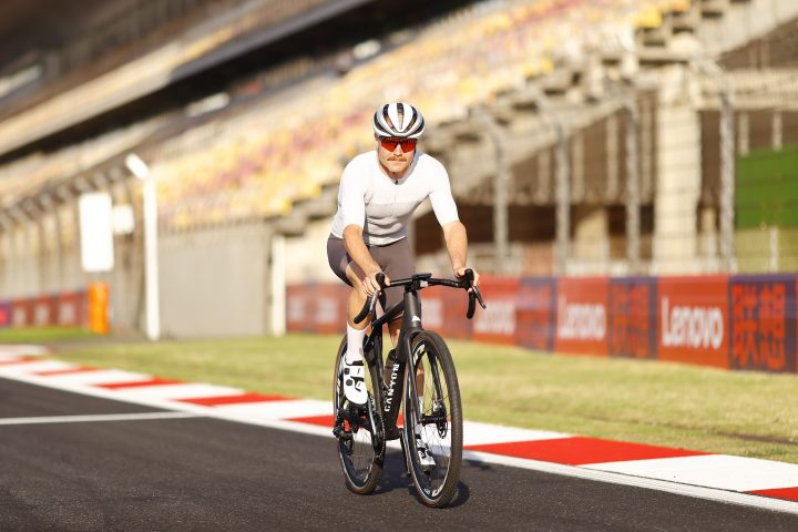 Valtteri Bottas (Sauber) en vélo - ©️ Sauber