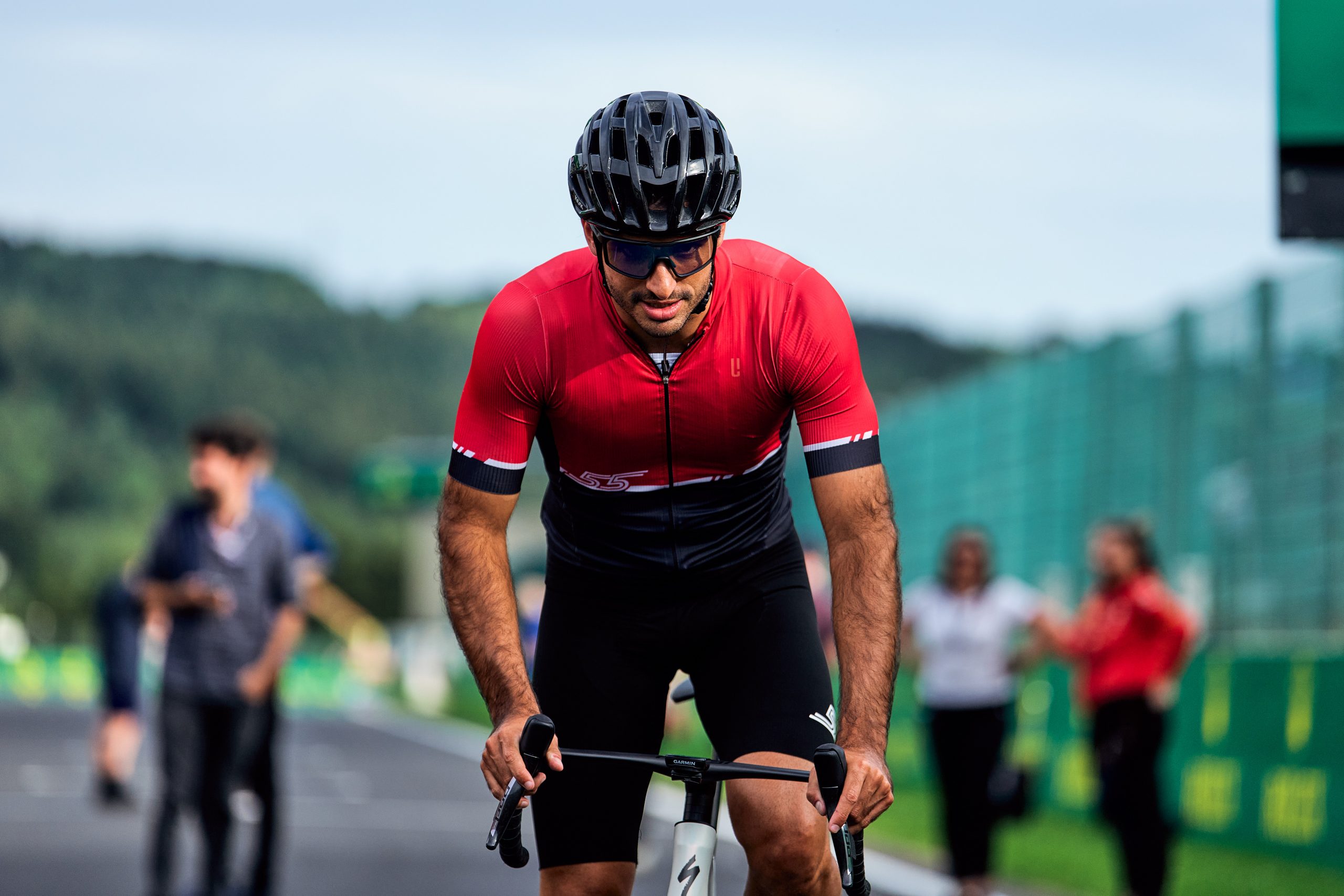 Carlos Sainz (Ferrari) sur son vélo - ©️ Ferrari