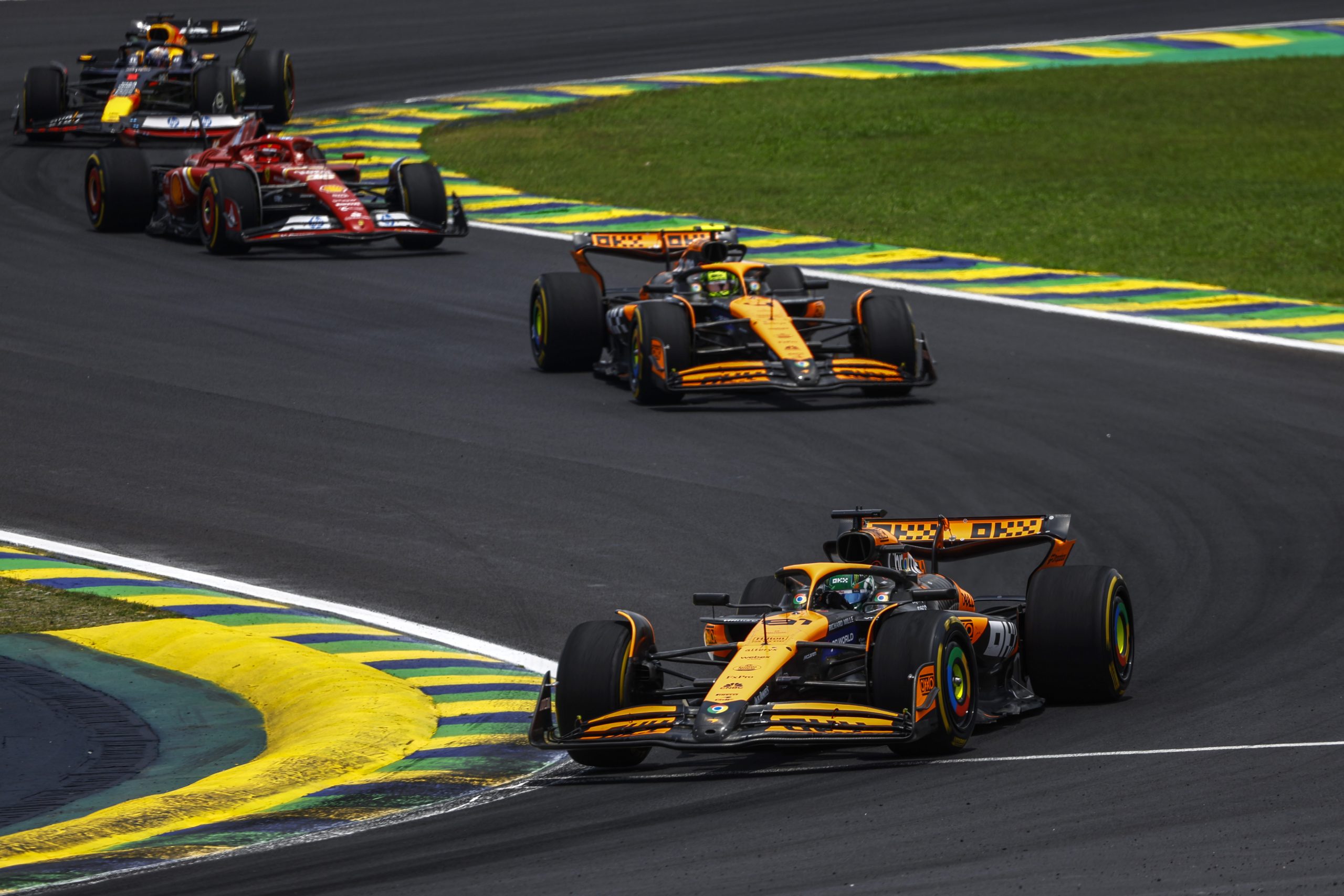 Oscar Piastri (McLaren), Lando Norris (McLaren), Charles Leclerc (Ferrari) et Max Verstappen (Red Bull) - ©️ McLaren