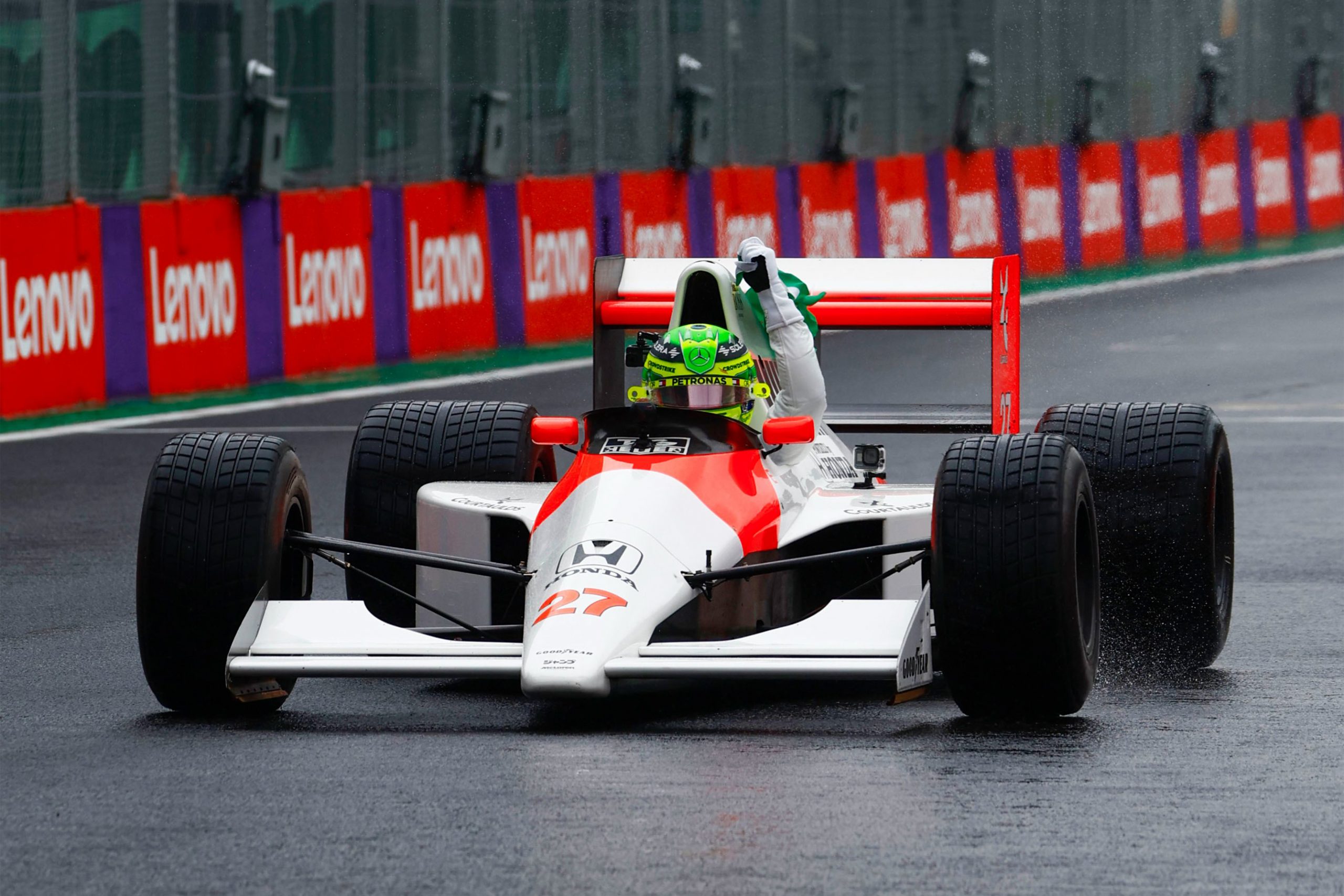 Lewis Hamilton au volant de la McLaren d'Ayrton Senna de 1990 à Interlagos au Brésil - ©️ McLaren