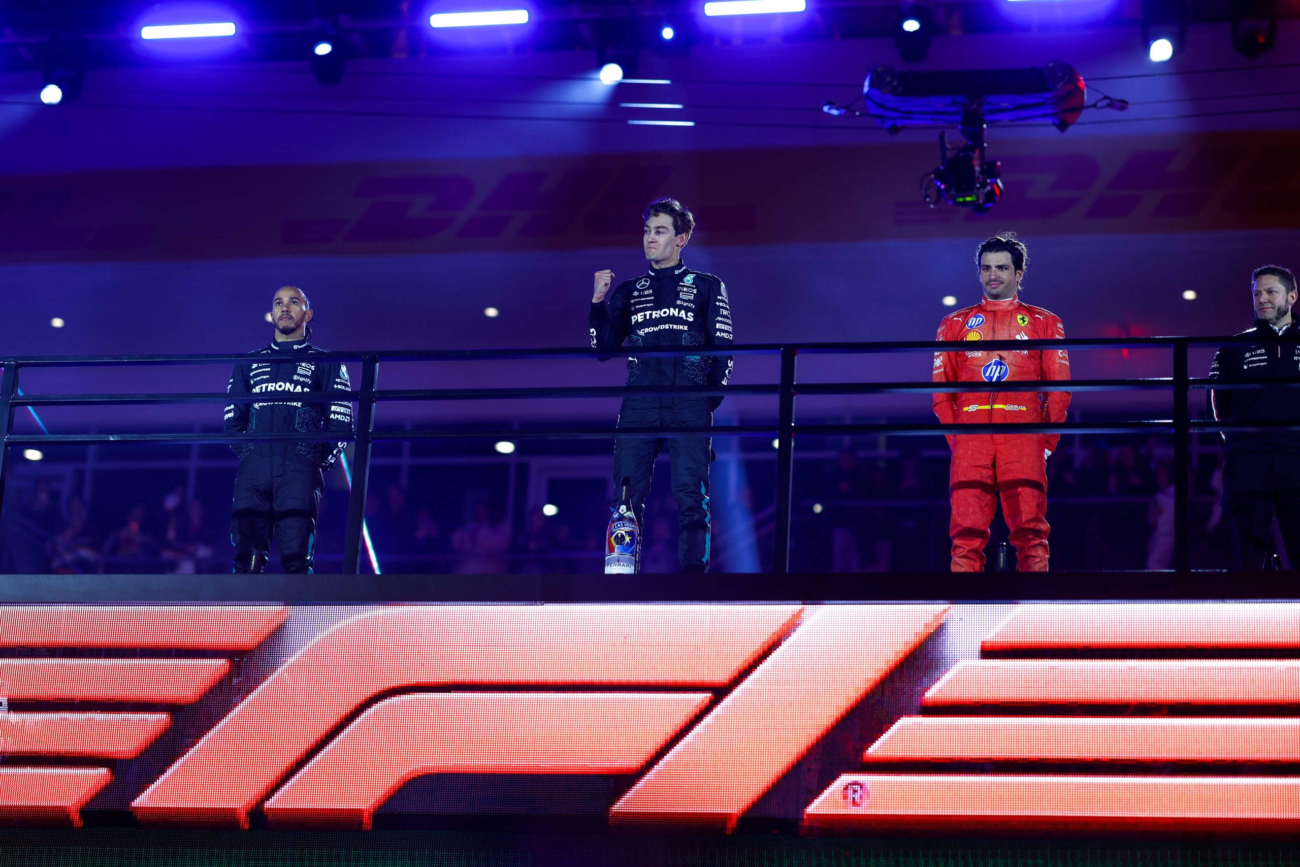 Le podium du Grand Prix de Las Vegas 2024. De gauche à droite : Lewis Hamilton (Mercedes), George Russell (Mercedes) et Carlos Sainz (Ferrari) - ©️ Mercedes